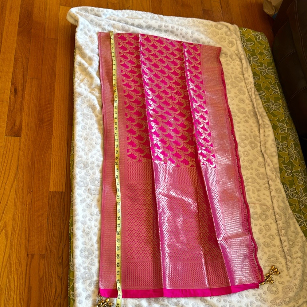 This is pink new and used banarasi duppata. Handmade silk banarasi.